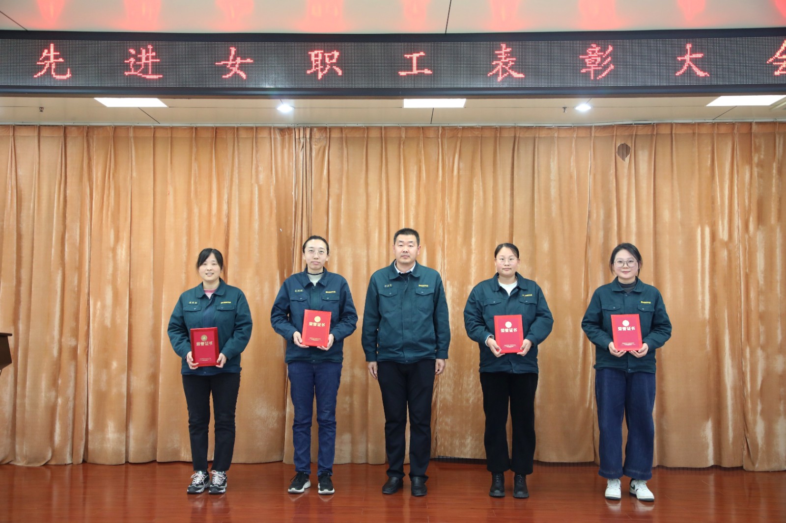 山重建機公司工會舉辦2024年度先進女職工表彰大會 暨“花樣芳華，巾幗綻彩”插花活動
